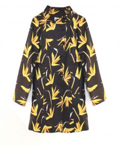 abrigo negro para mujer con estampado de flores amarillas
