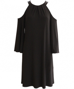 vestido negro corto con hombros descubiertos